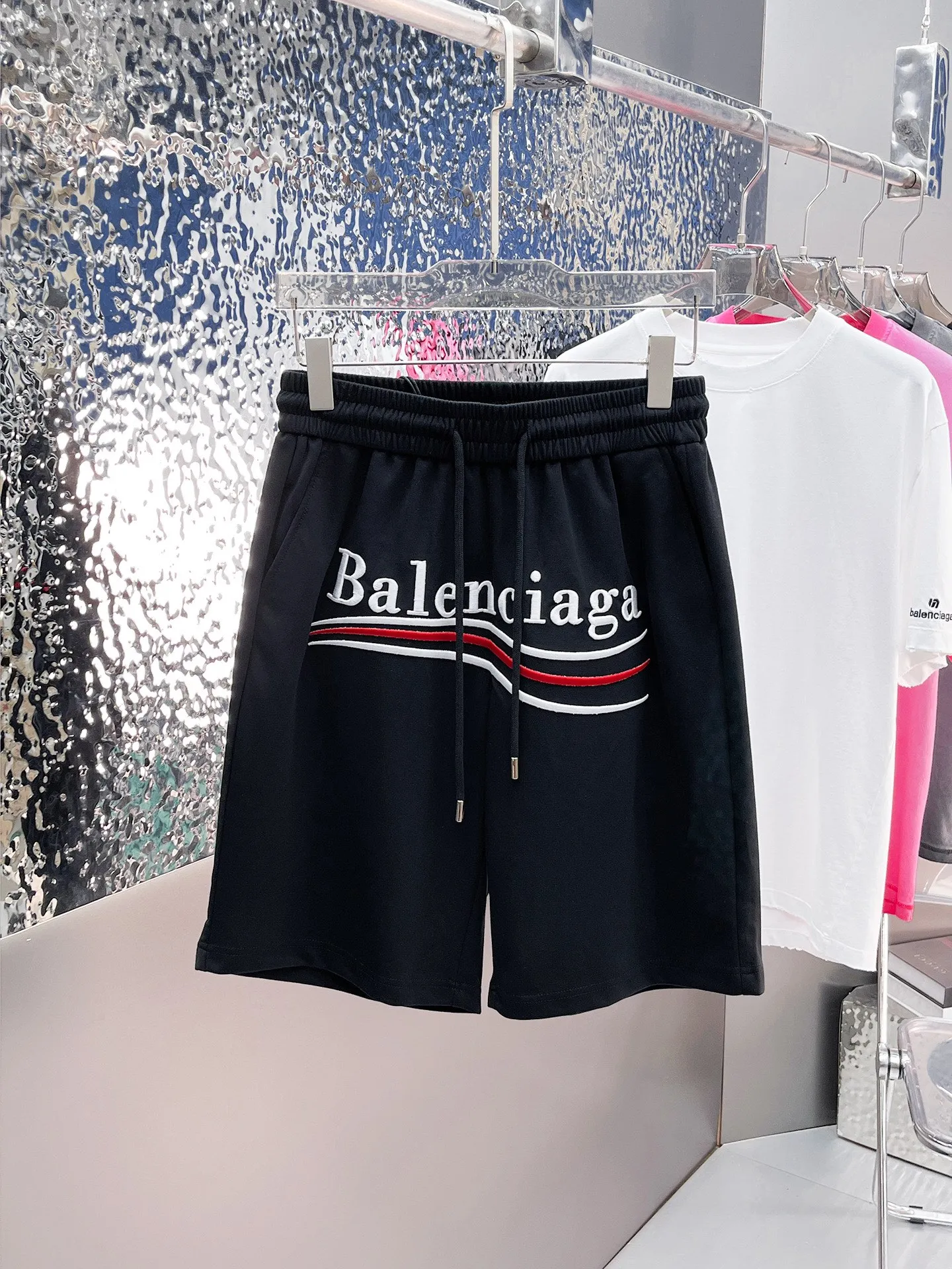 Balenciaga's three-standard complete 2026 summer New Arrival men's casual shorts, advanced custom-made Breathable fabric, Breathable fabric, extremely stretchy and comfortable, impeccable details, top-grade accessories, original logo design concept, delicate and soft feel! The upper body fit is awesome! Size: M-XXXL Please state your height and weight when ordering